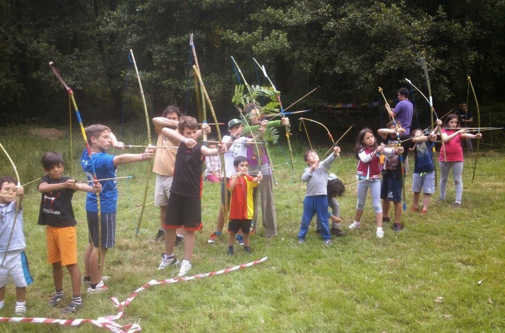 Encuentro a CañizaNatura 2015 . Arcos y flechas en www.paradantaesvida.com vacaciones naturaleza, vacaciones niños, vacaciones en familia, vacaciones galicia