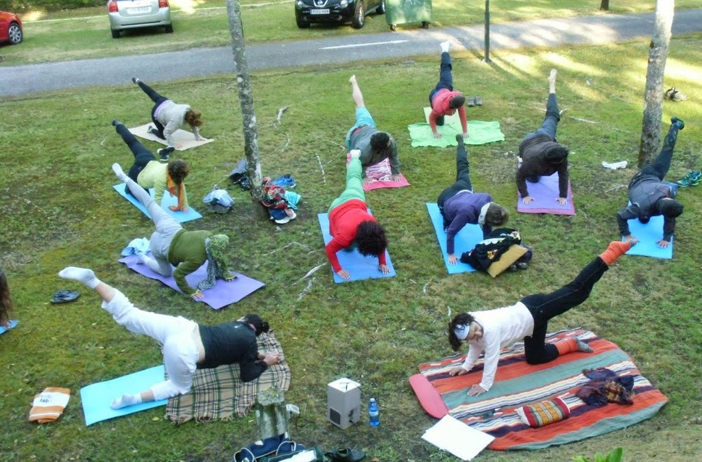 Yoga todas las mañanas. CañizaNatura vacaciones, desarrollo personal y familia en la naturaleza mágica de Galicia